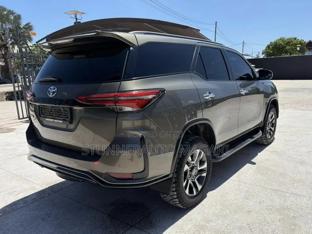 Toyota Fortuner 2023 Brown