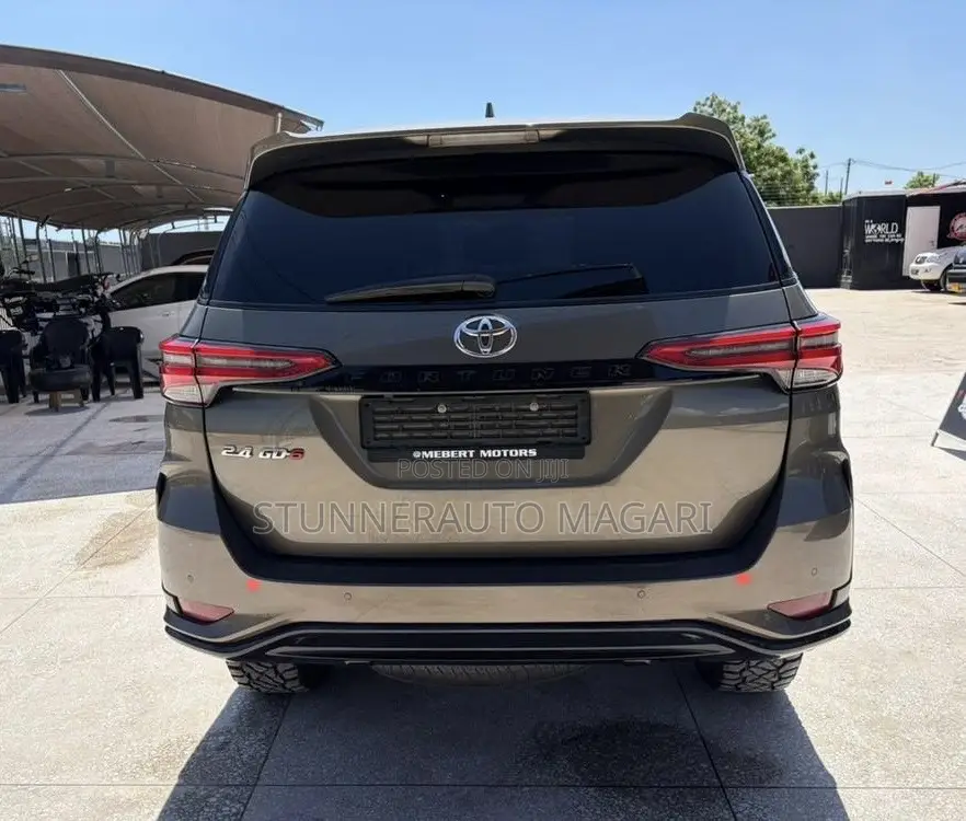 Toyota Fortuner 2023 Brown