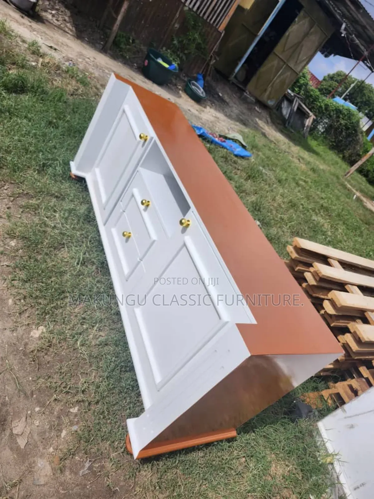 Tv Showcase Rangi Juu Full Mkongo Na Chini Full White