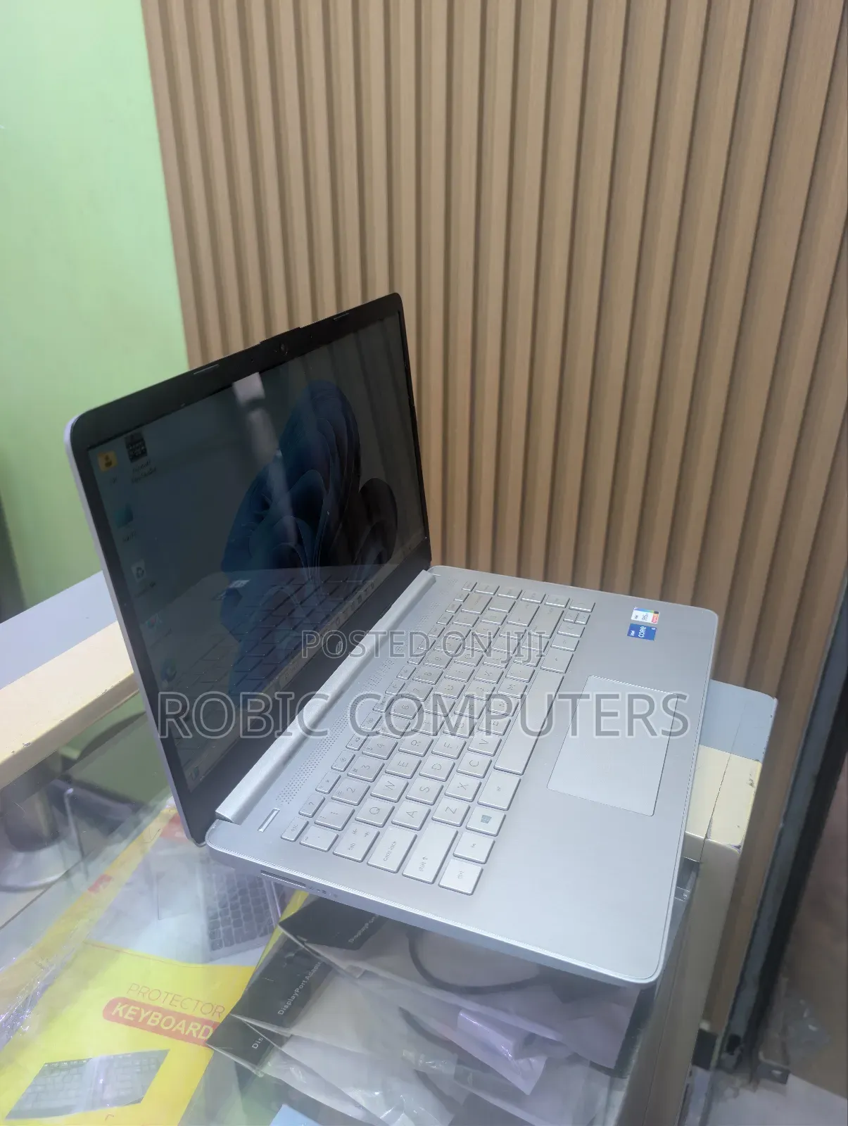 Laptop HP 14-Ep0063 1GB Intel Core I5 SSD 256GB