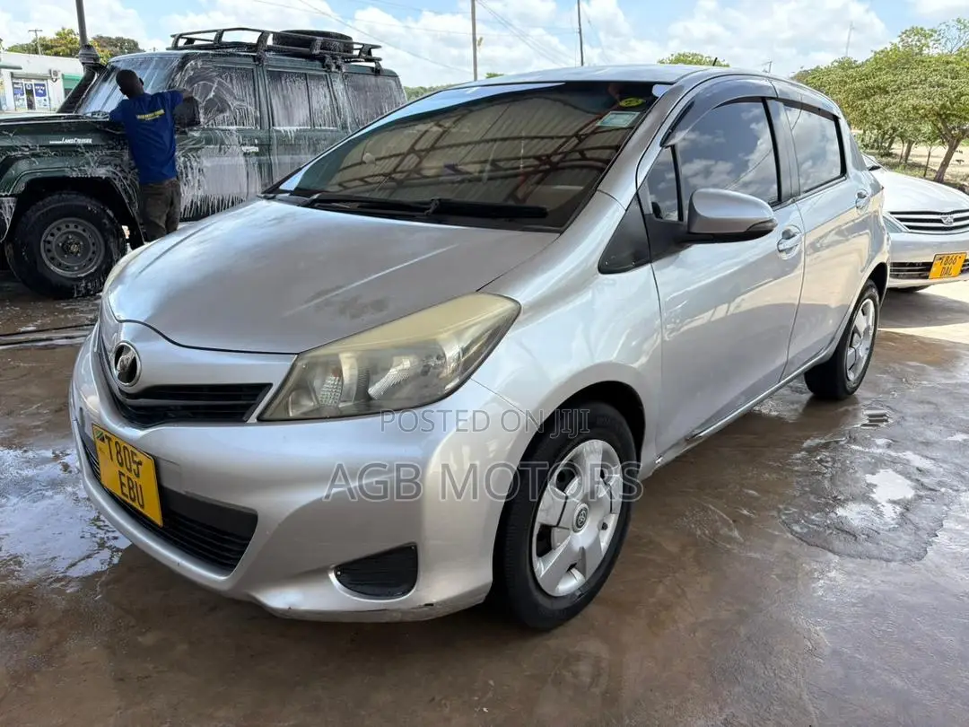 Toyota Vitz 2013 Silver