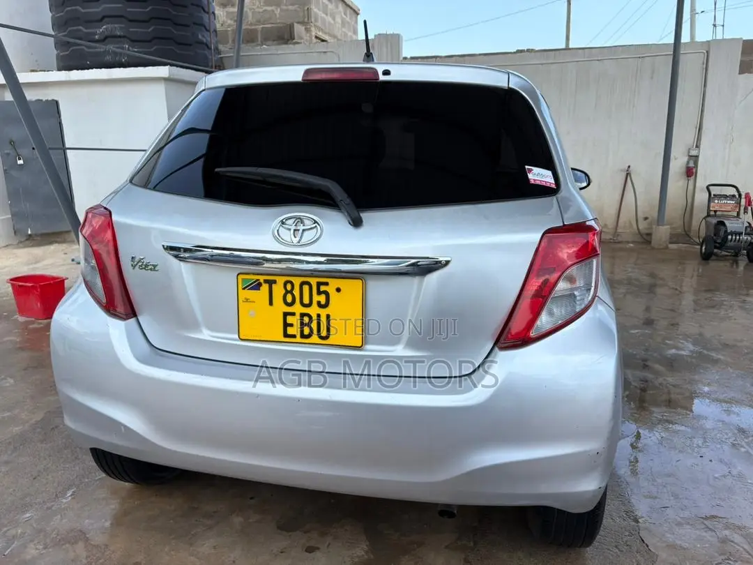 Toyota Vitz 2013 Silver