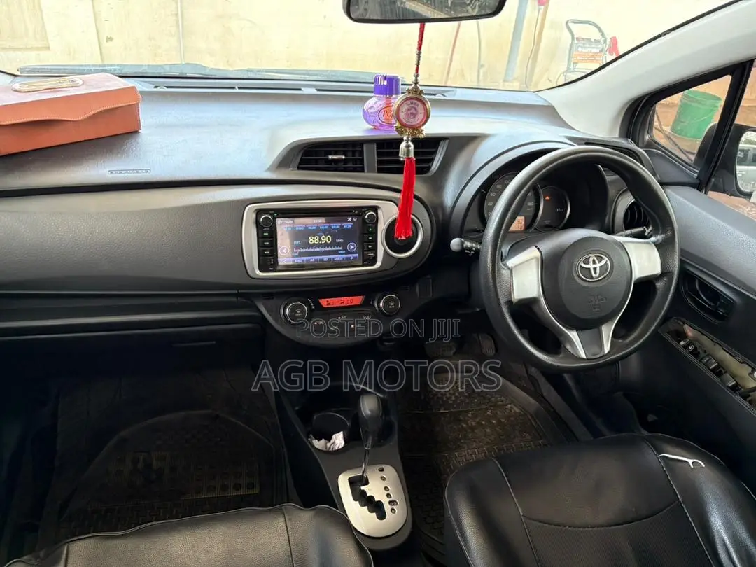 Toyota Vitz 2013 Silver
