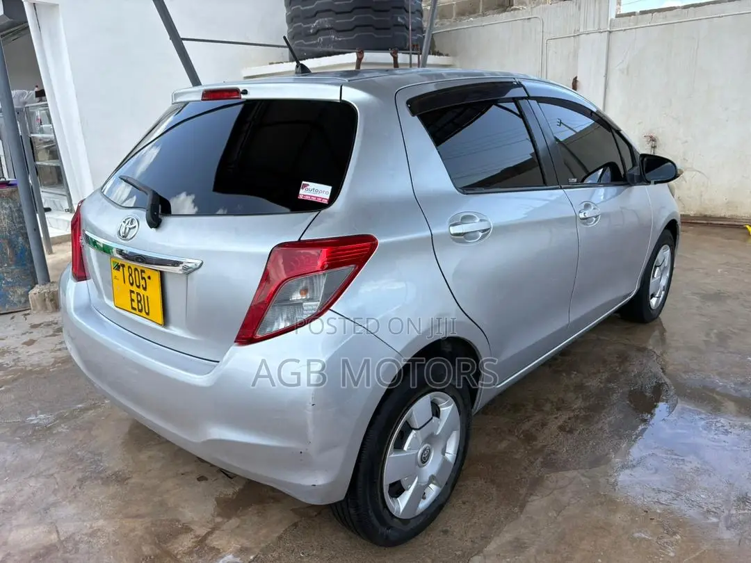 Toyota Vitz 2013 Silver