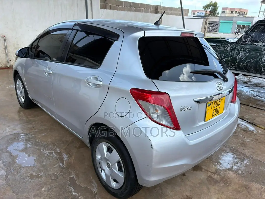 Toyota Vitz 2013 Silver