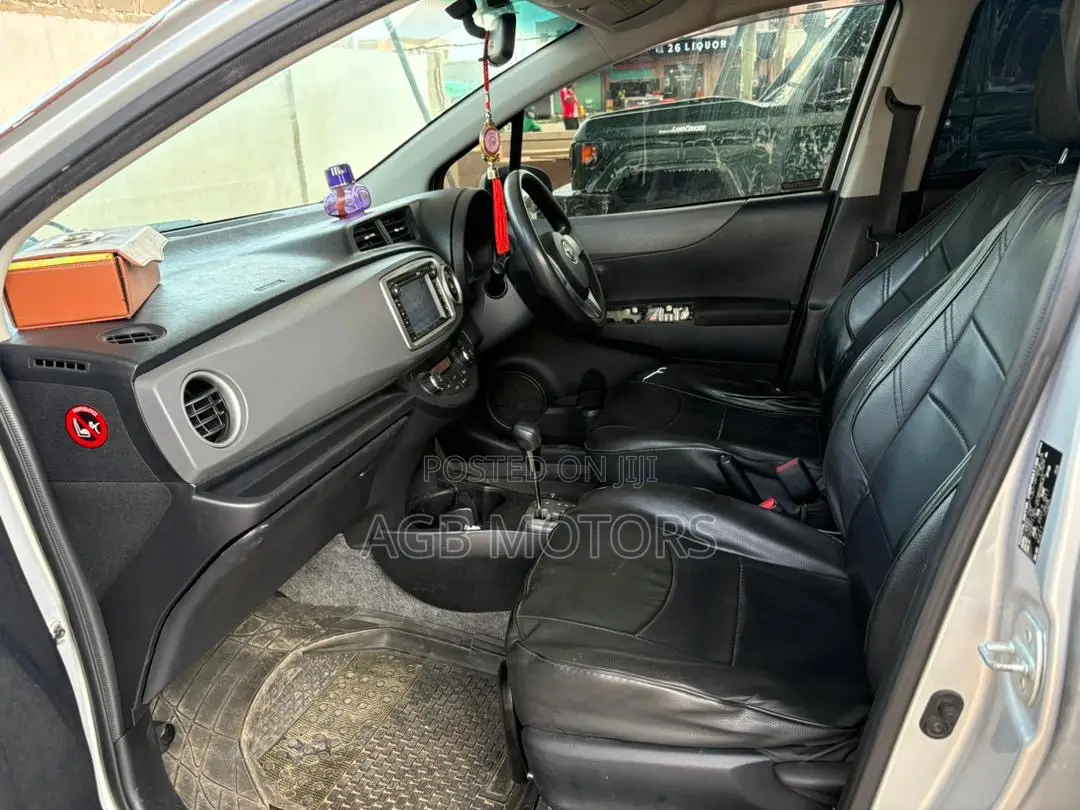 Toyota Vitz 2013 Silver
