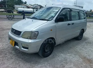 Toyota Noah 2003 Silver