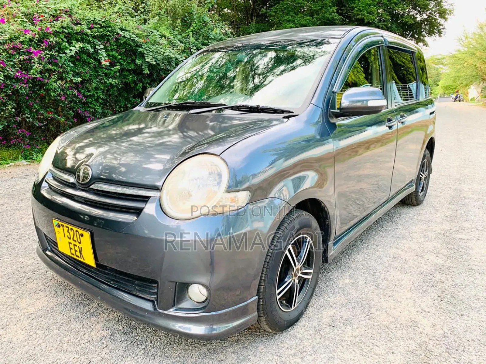 Toyota Sienta 2006 Gray