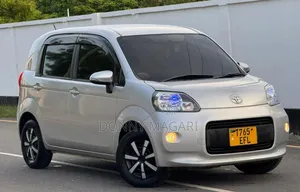 Toyota Porte 2012 Silver
