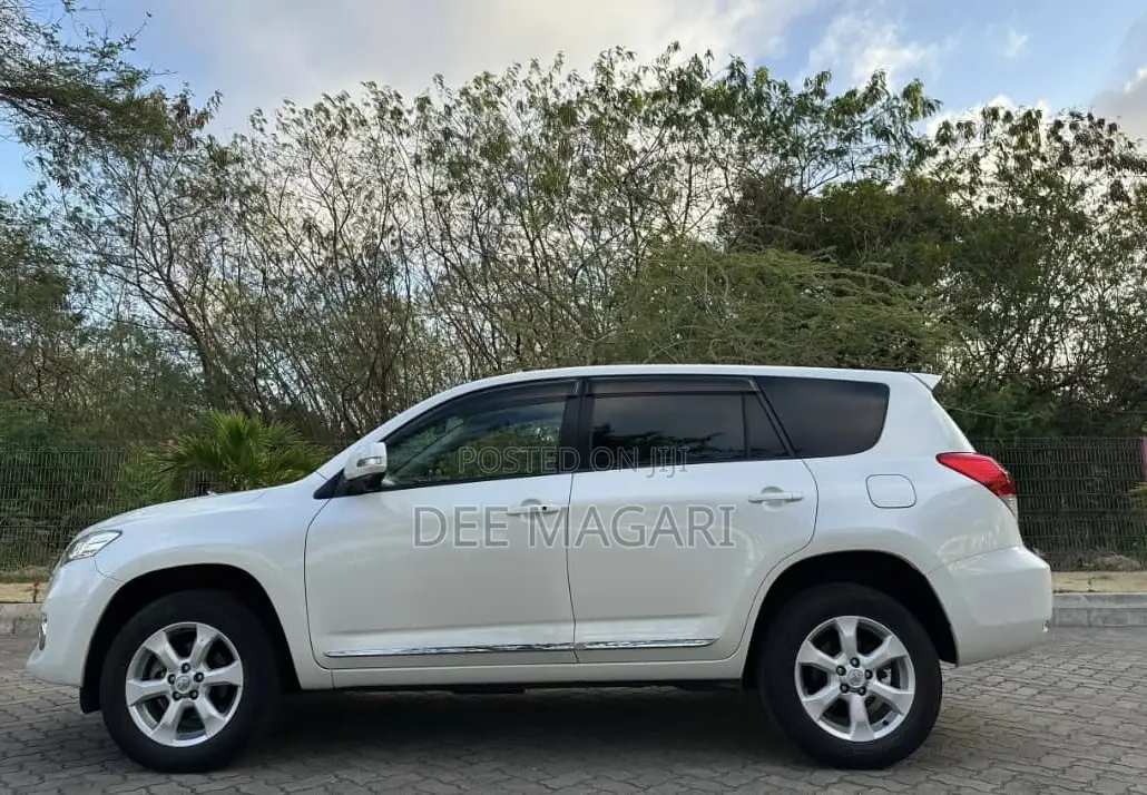 Toyota Vanguard 2012 White