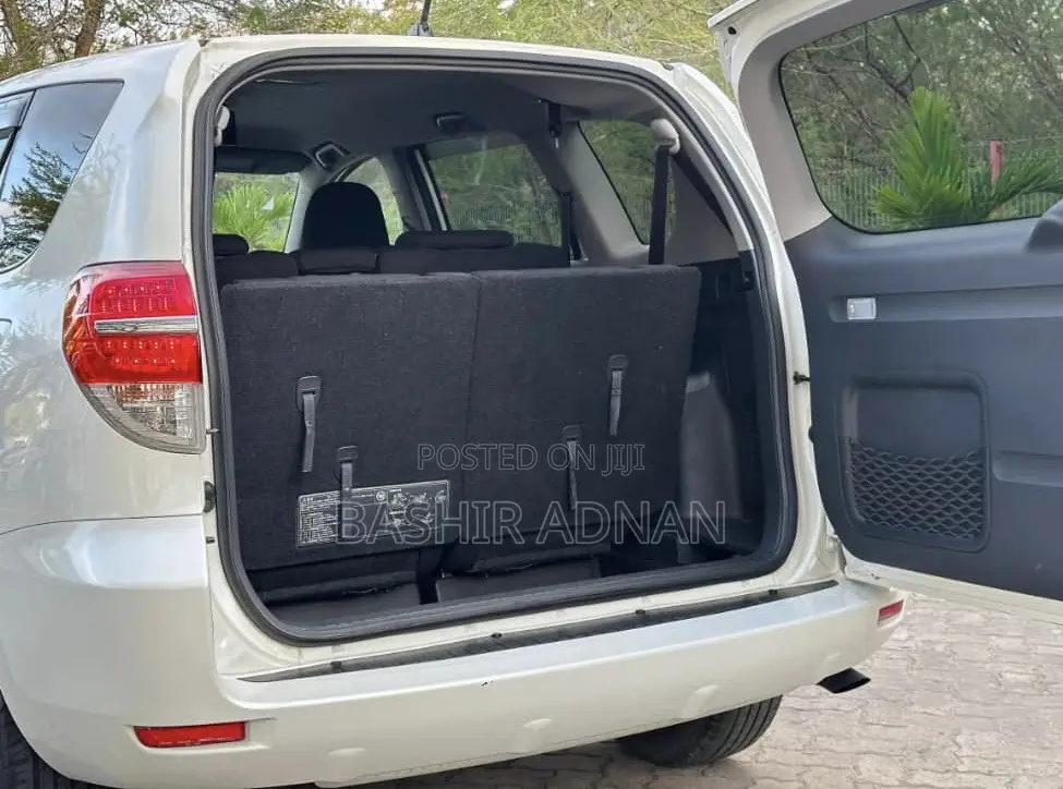 Toyota Vanguard 2012 White