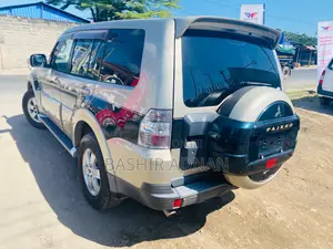 Mitsubishi Pajero 2007 Gold