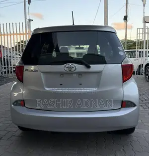 Toyota Ractis 1.5 FWD 2011 Silver