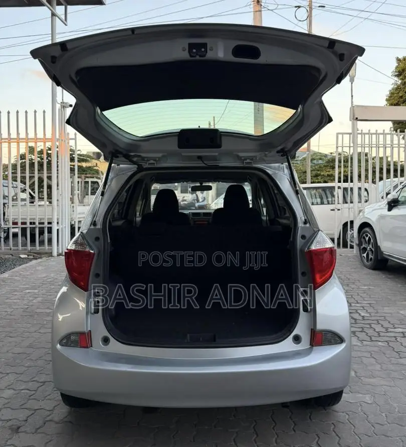 Toyota Ractis 1.5 FWD 2011 Silver