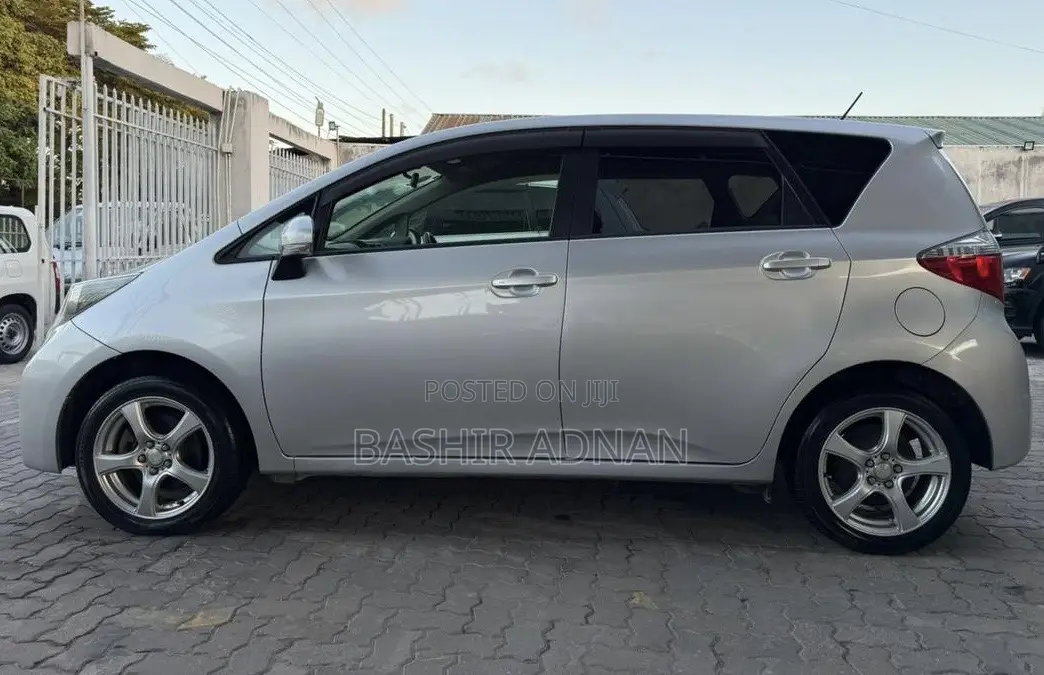 Toyota Ractis 1.5 FWD 2011 Silver