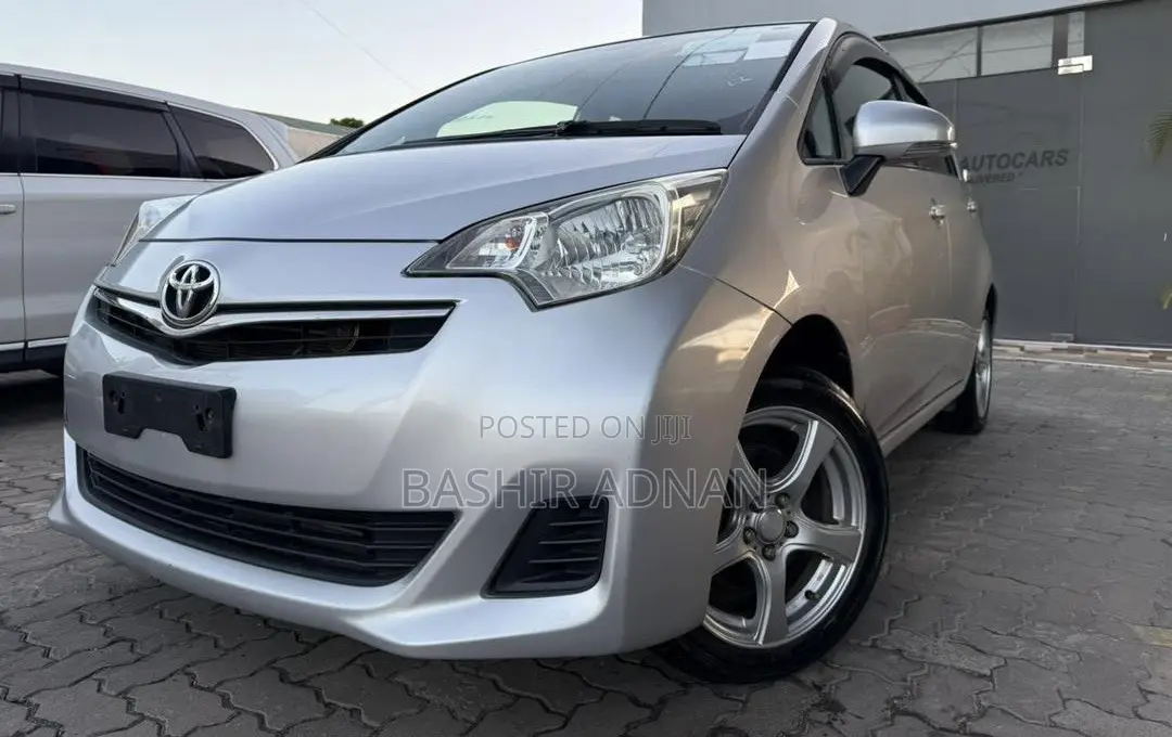 Toyota Ractis 1.5 FWD 2011 Silver