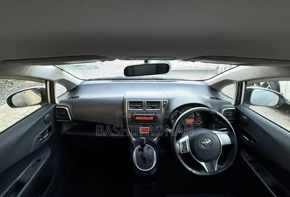 Toyota Ractis 1.5 FWD 2011 Silver
