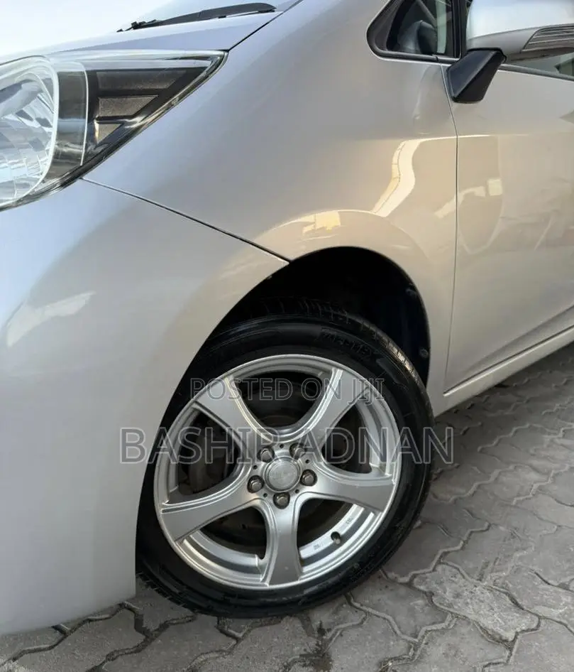 Toyota Ractis 1.5 FWD 2011 Silver