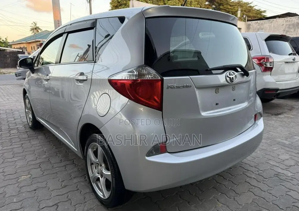 Toyota Ractis 1.5 FWD 2011 Silver