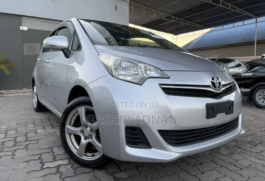 Toyota Ractis 1.5 FWD 2011 Silver