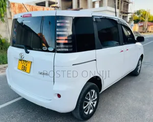 Toyota Sienta 2006 White