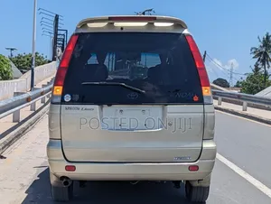 Toyota Noah 2004 Silver
