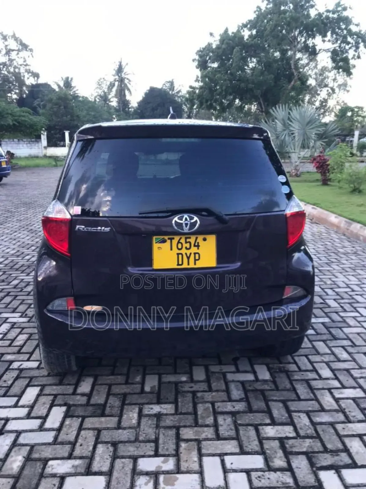 Toyota Ractis 2012 Maroon