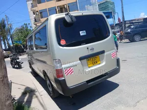 Nissan Caravan (Urvan) 2007 Gold