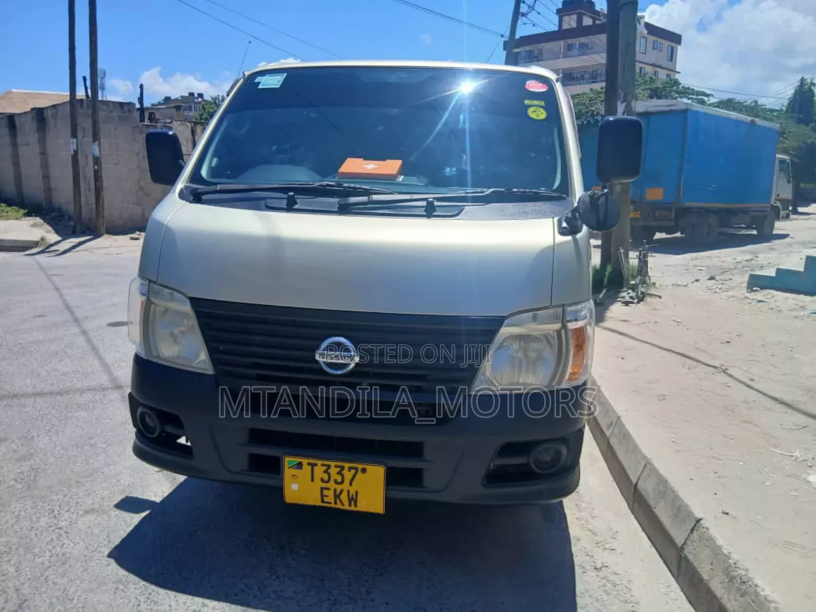 Nissan Caravan (Urvan) 2007 Gold