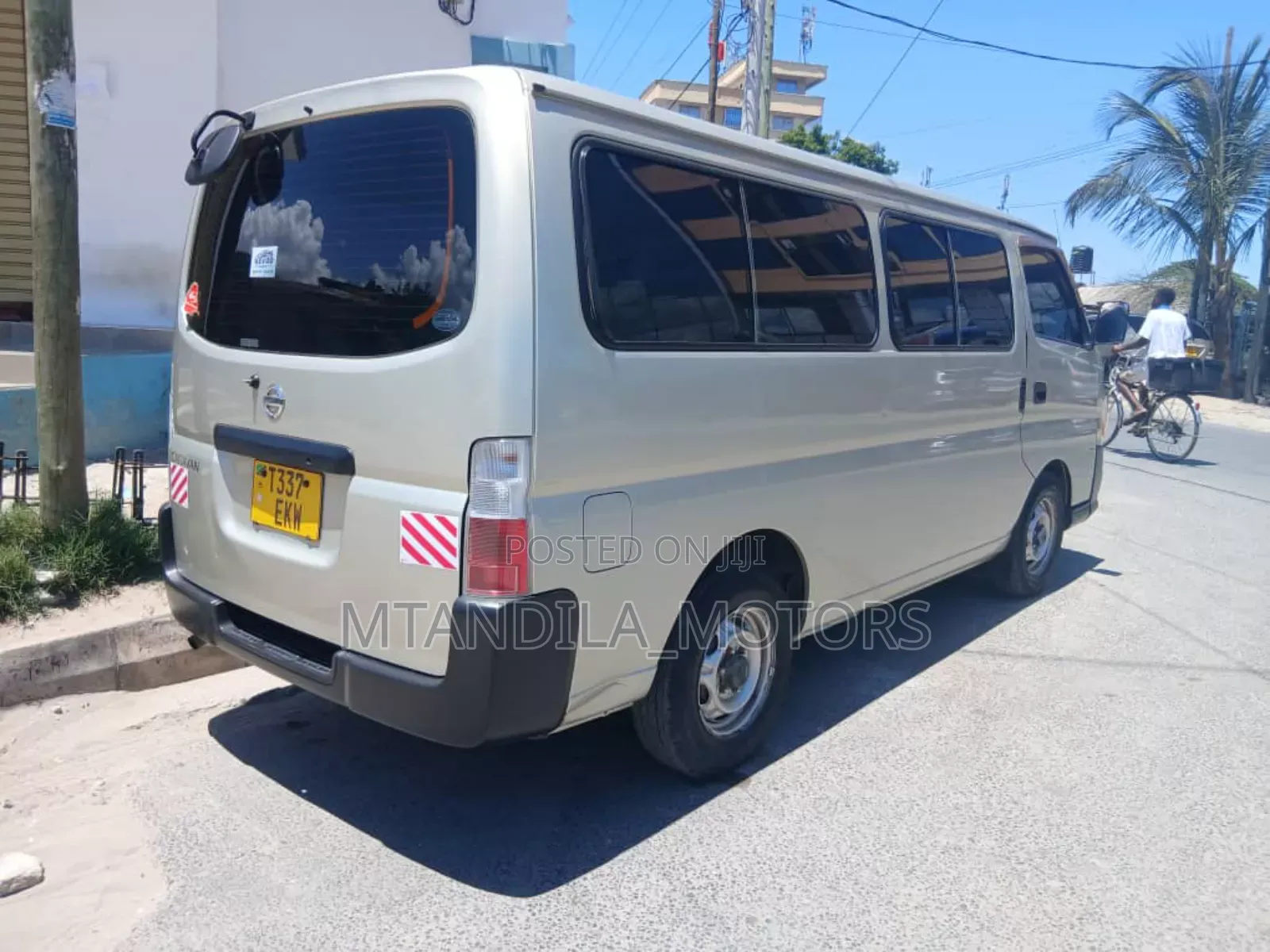 Nissan Caravan (Urvan) 2007 Gold