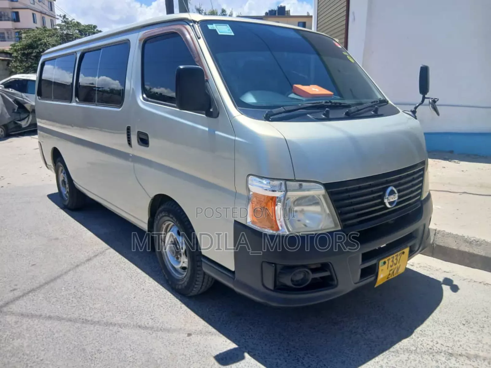 Nissan Caravan (Urvan) 2007 Gold