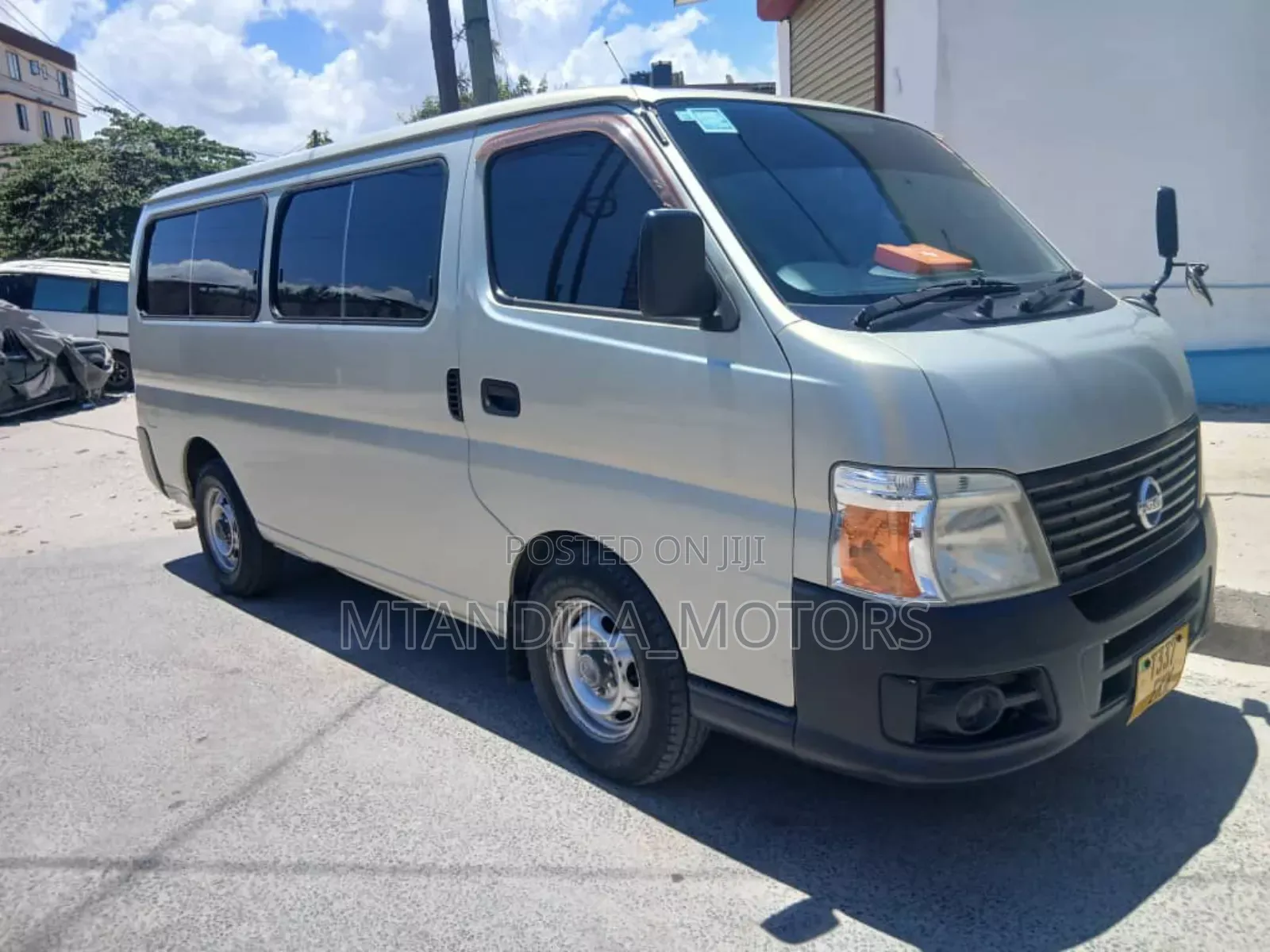 Nissan Caravan (Urvan) 2007 Gold