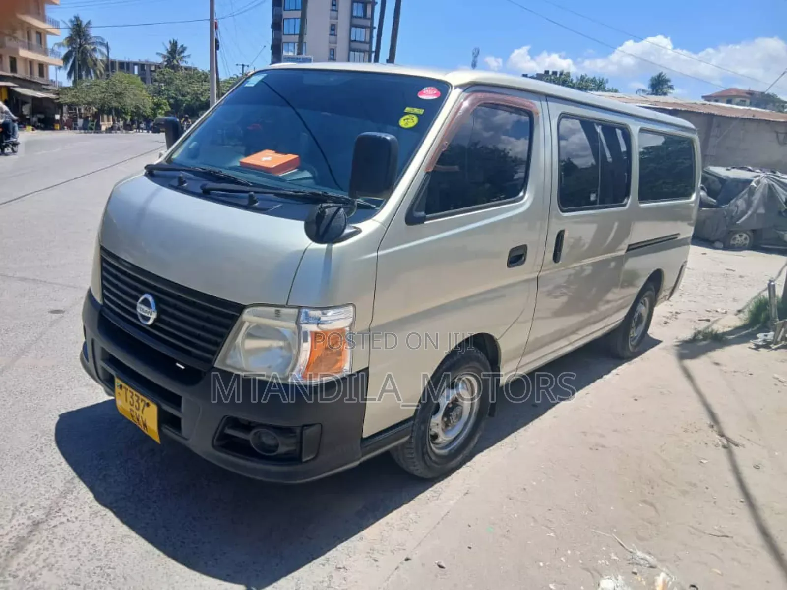 Nissan Caravan (Urvan) 2007 Gold