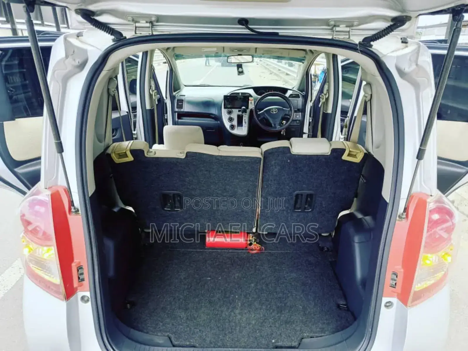 Toyota Ractis 2011 Silver