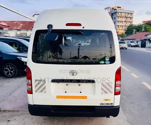 Toyota Quantum 2012 White