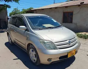 Toyota IST 2004 Gold