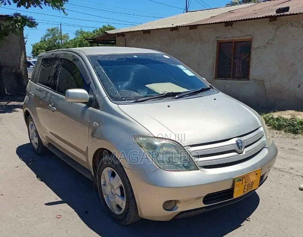 Toyota IST 2004 Gold