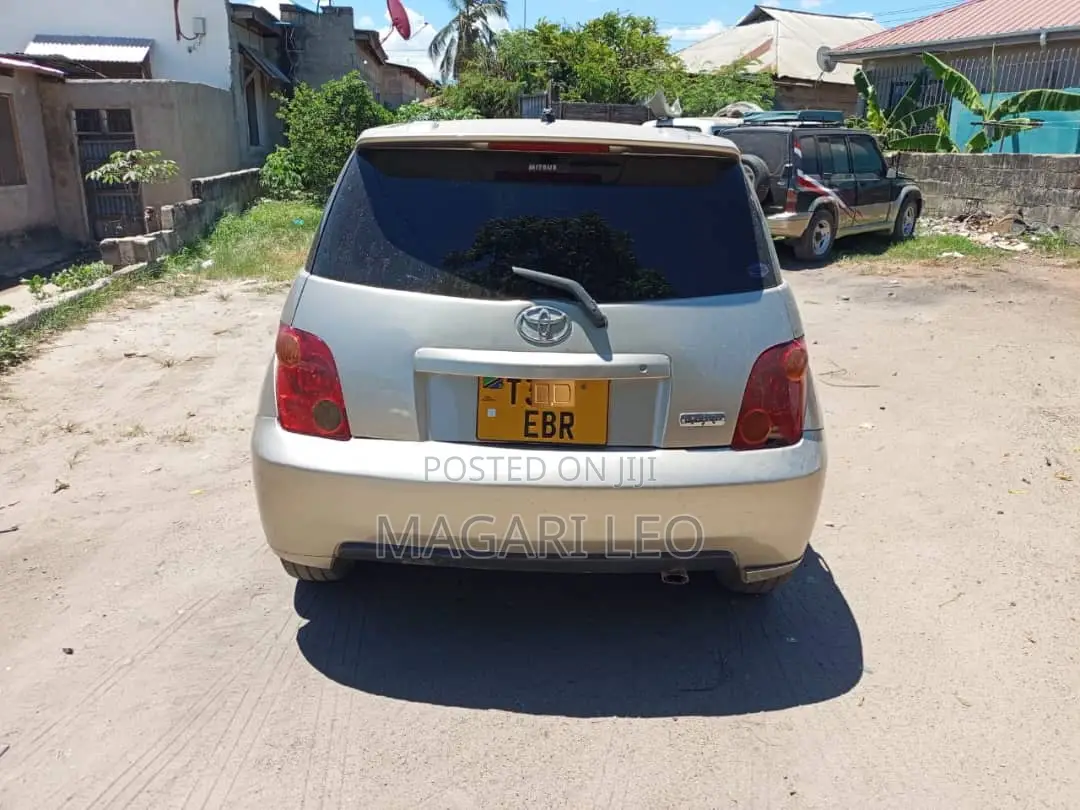 Toyota IST 2004 Gold