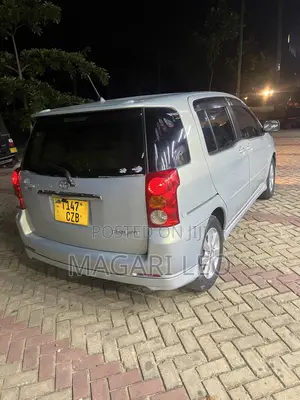 Toyota Raum 2005 Silver