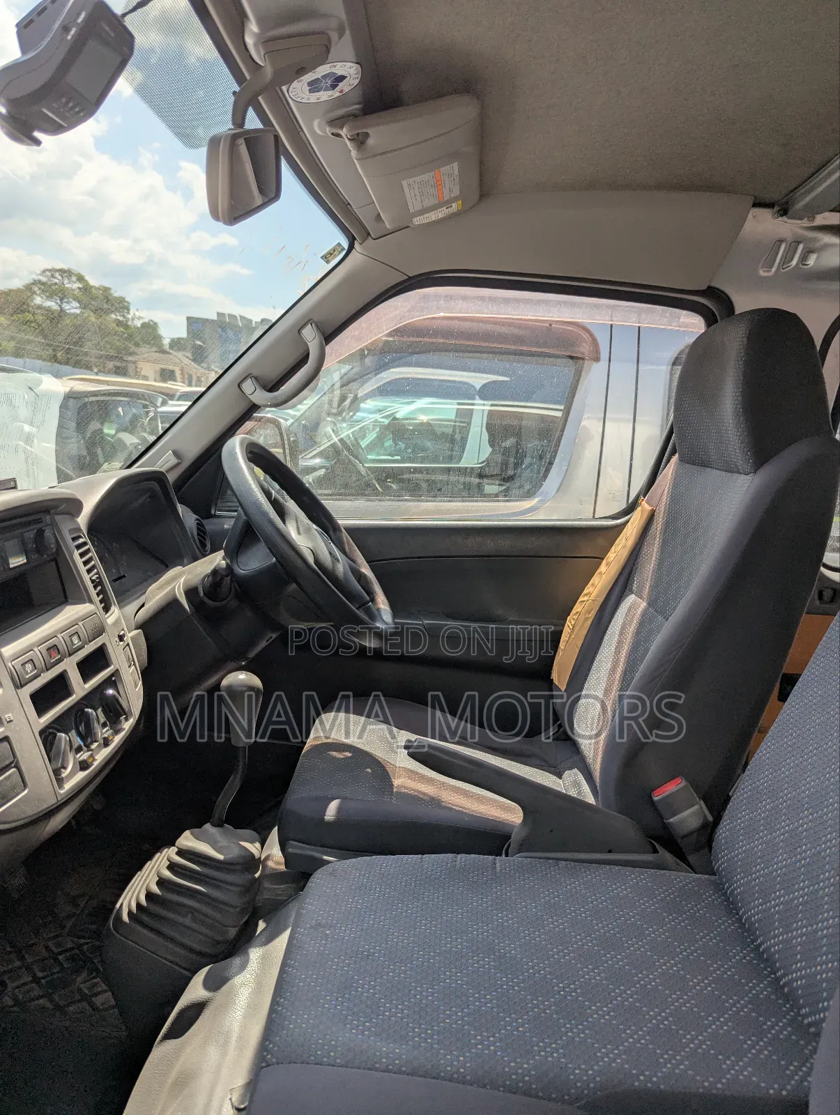 Nissan Caravan (Urvan) 2011 Silver