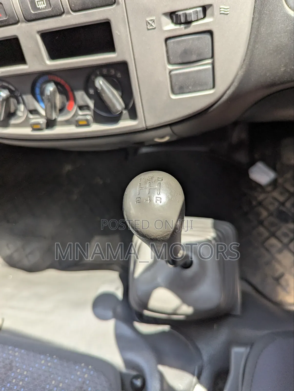 Nissan Caravan (Urvan) 2011 Silver