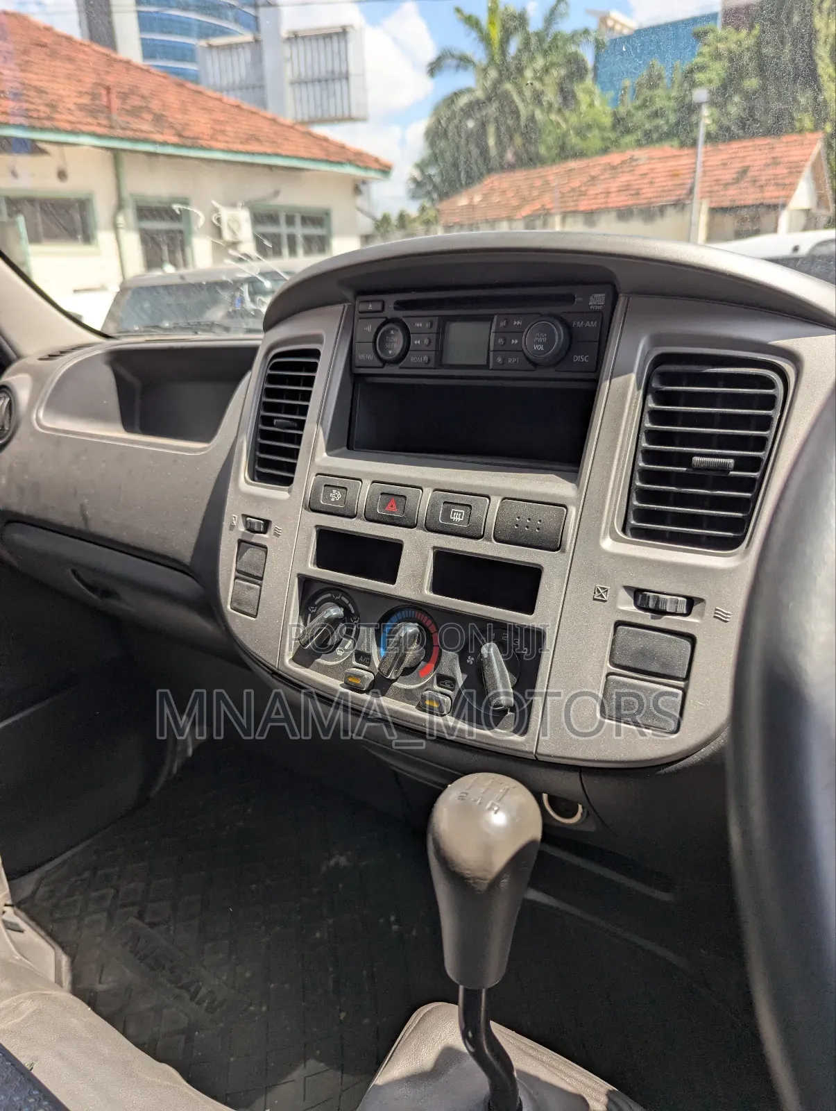 Nissan Caravan (Urvan) 2011 Silver