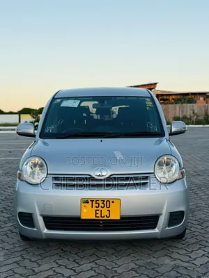 Toyota Sienta 2012 Silver