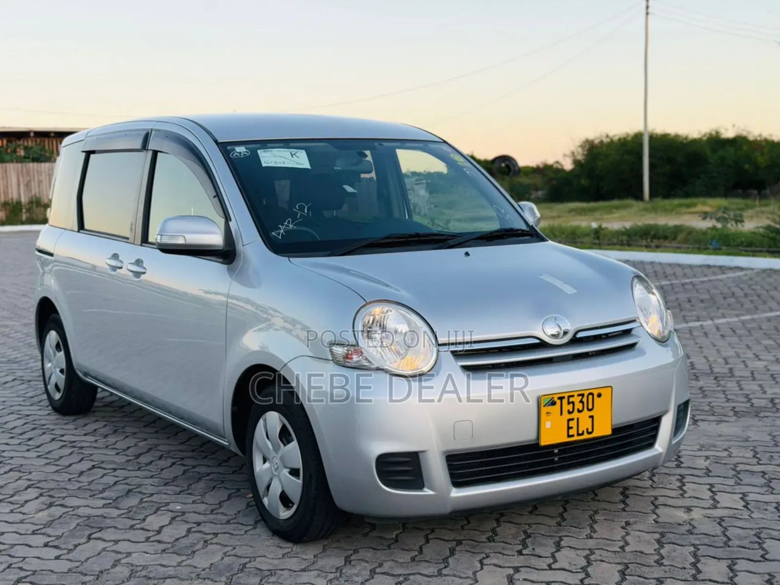 Toyota Sienta 2012 Silver