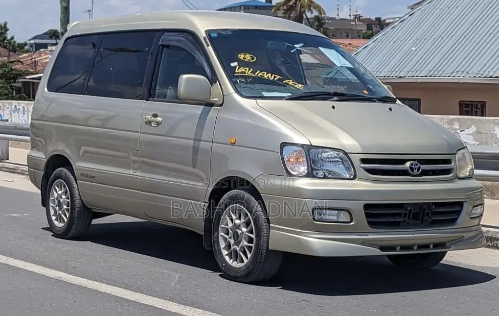 Toyota Noah 2001 Gold