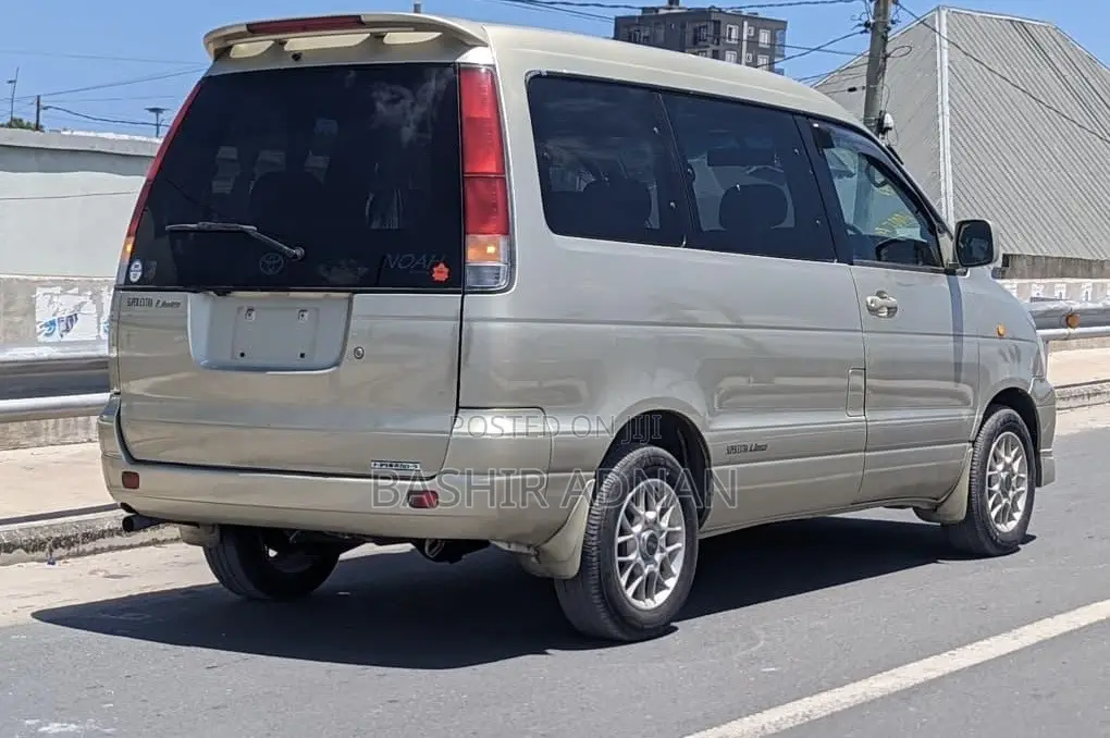 Toyota Noah 2001 Gold