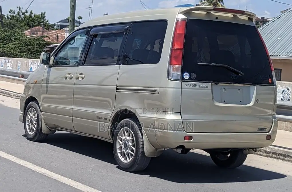 Toyota Noah 2001 Gold
