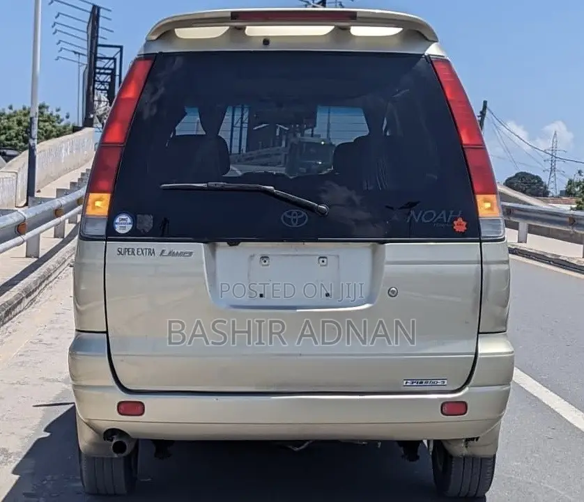 Toyota Noah 2001 Gold