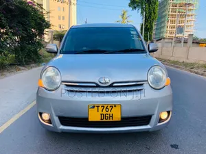 Toyota Sienta 2004 Silver