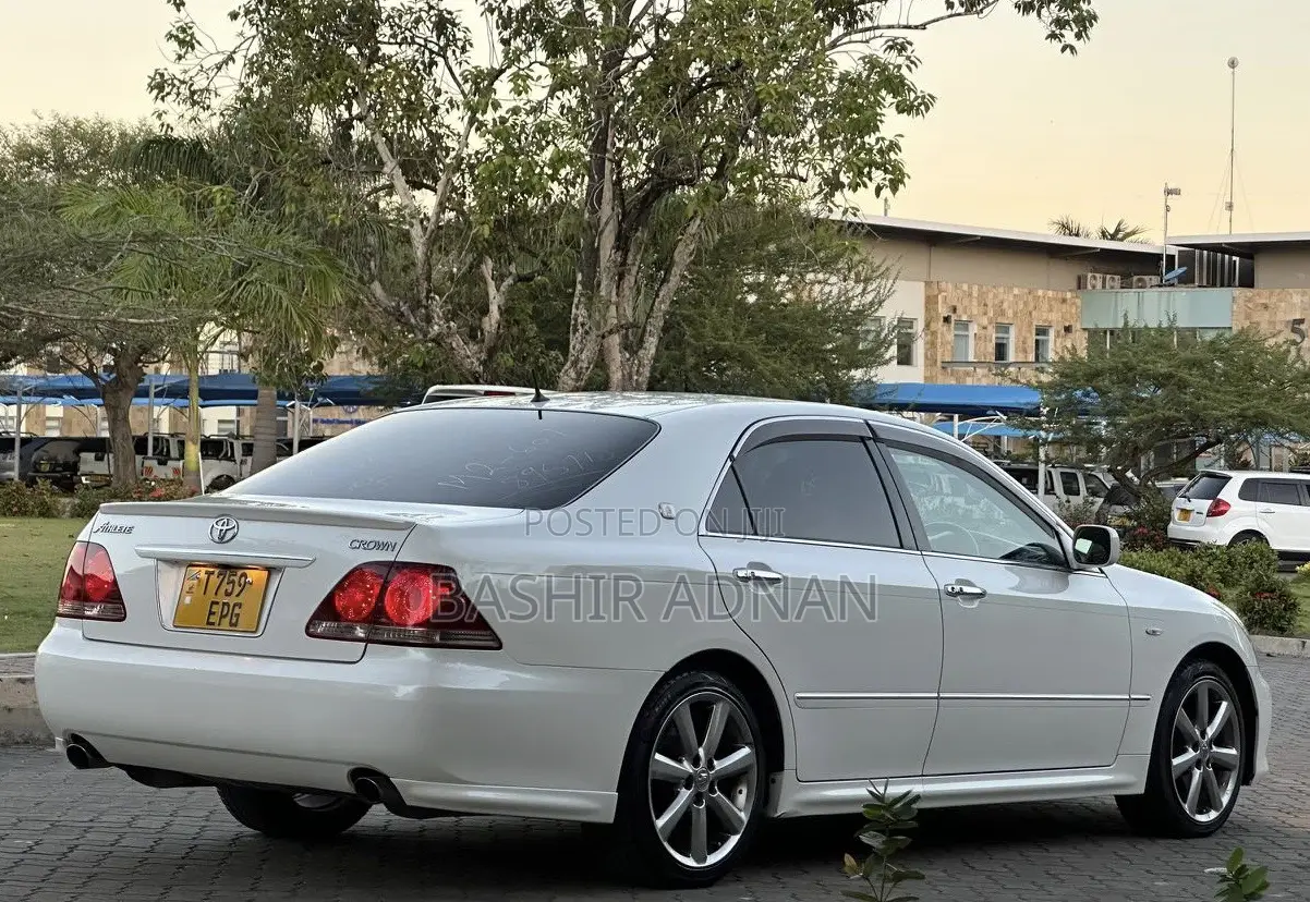 Toyota Crown 2006 White